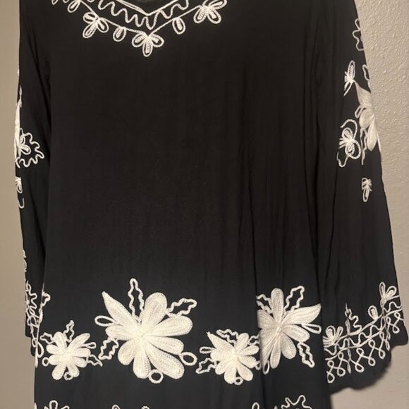 Black and 'White Top - Picture 1 of 7